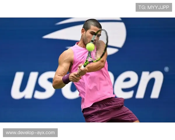 网球巨星奋力拼搏 澳网赛场迎来新纪录精彩瞬间