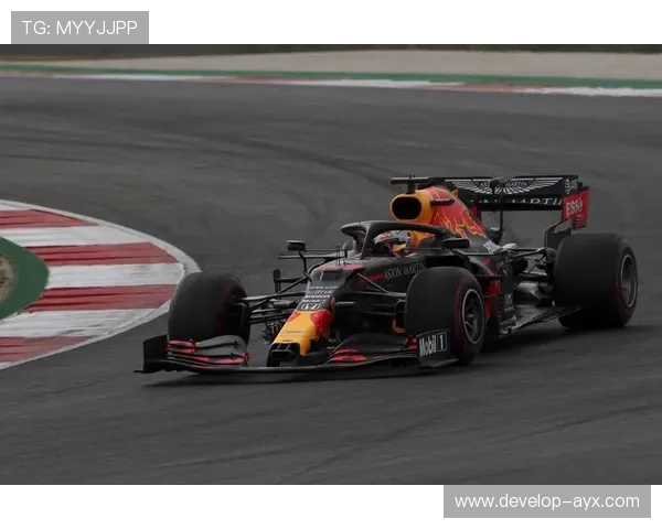 F1赛事最新动态：红牛车队表现强势汉密尔顿迎来挑战新赛季前瞻