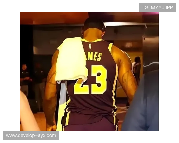 湖人核心连场高光引爆赛场球迷热议总决胜局表现受关注